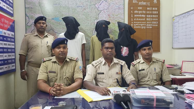 Jamshedpur News : सोशल मीडिया पर कट्टा के साथ फोटो पोस्ट करना पड़ा मंहगा, तीन गिरफ्तार