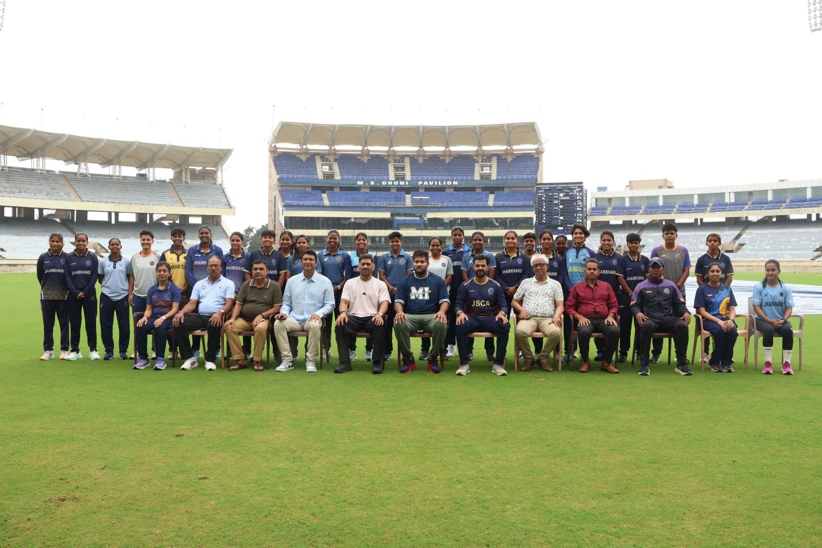 Dhoni : राज्य के क्रिकेटरों संग धौनी ने मनाया जन्मदिन, आरपी सिंह भी हुए शामिल