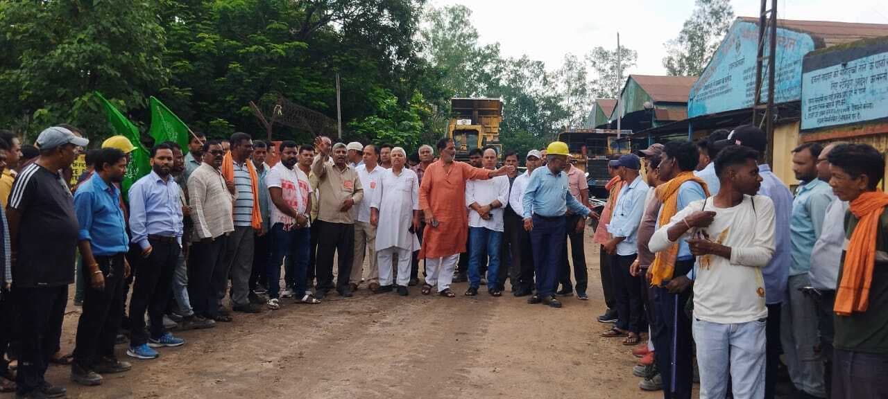 हड़ताल के समर्थन में डकरा में गेट मीटिंग