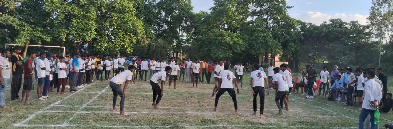 hajipur news. वाॅलीबाॅल में उच्च विद्यालय शेंभोपुर कोआरी की टीम बनी विजेता