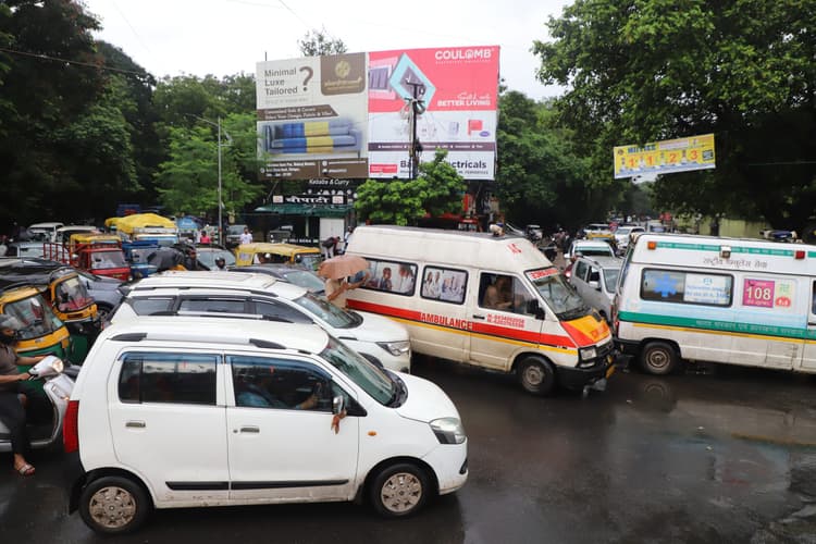 Jamshedpur news. साकची में दो घंटे तक लगा महाजाम