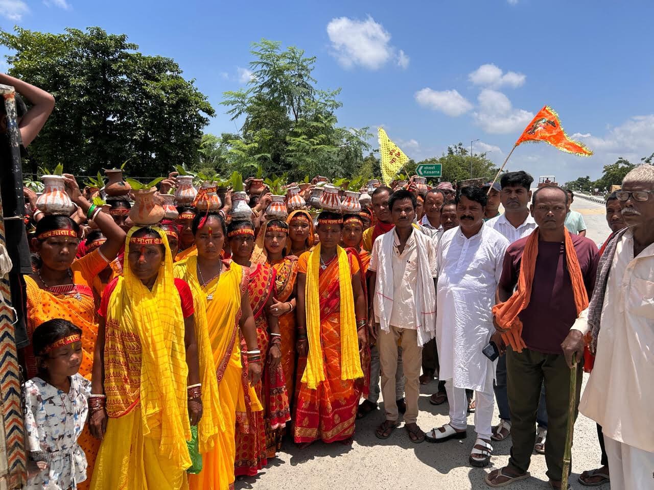 विषहरी पूजा को लेकर महिलाओं ने निकाली कलश यात्रा