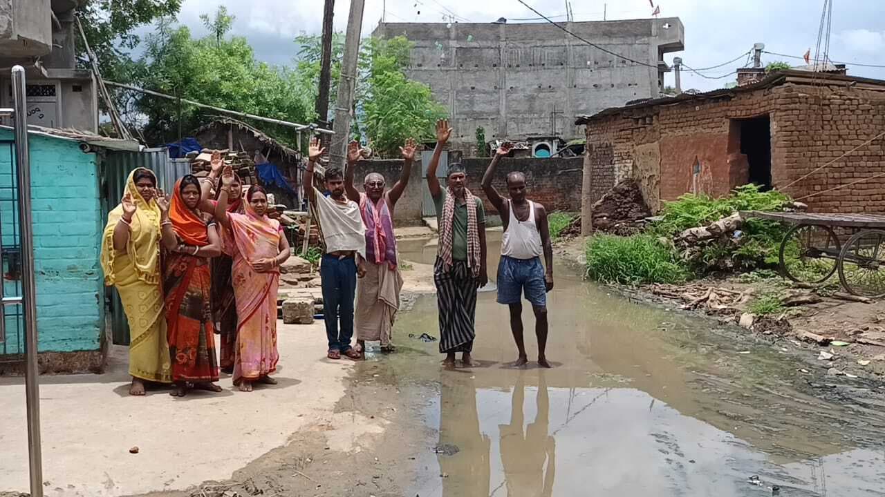 जलजमाव को लेकर वार्डवासियों ने किया प्रदर्शन