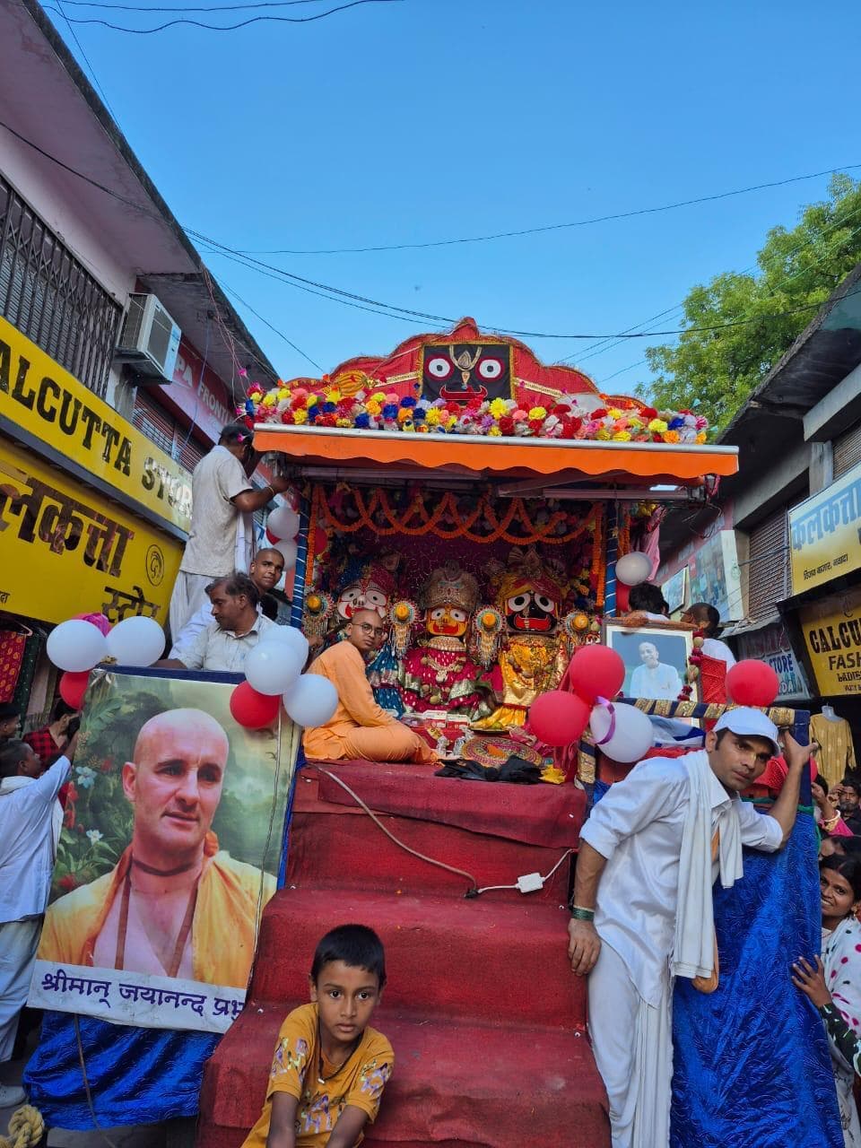 नवादा में पहली बार इस्कॉन से निकली भव्य रथयात्रा