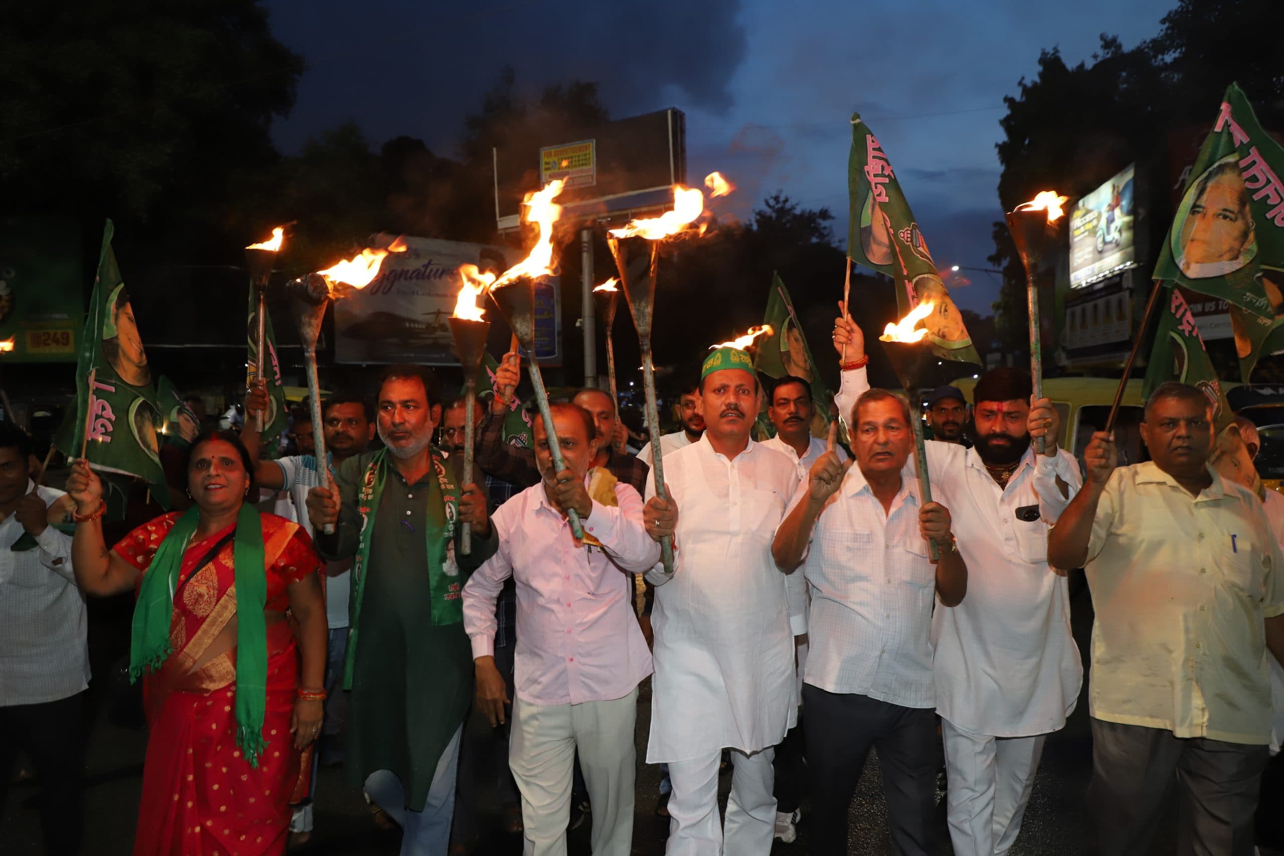 Jamshedpur news. साकची में राजद ने निकला मशाल जुलूस