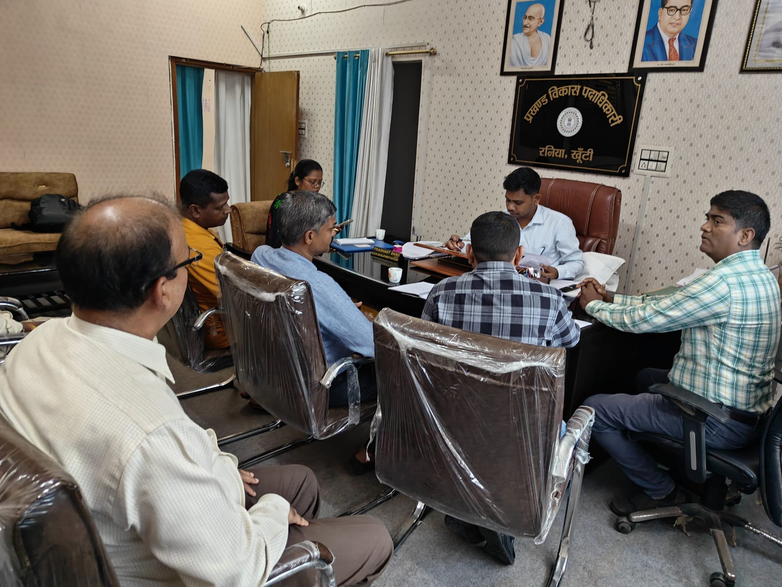 रनिया के बीडीओ ने की योजनाओं की समीक्षा