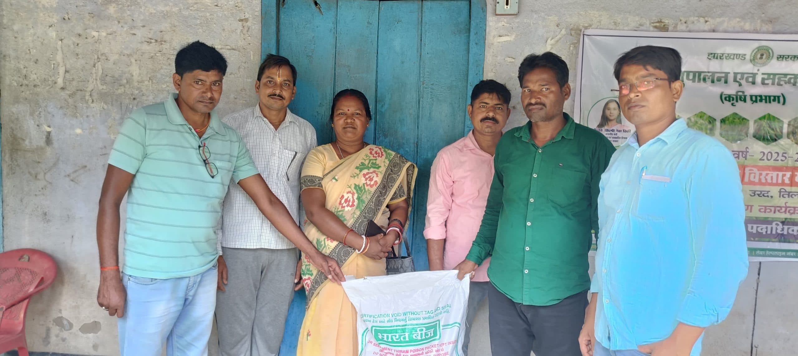 किसानों के बीच मक्का व मूंगफली के बांटे गये बीज