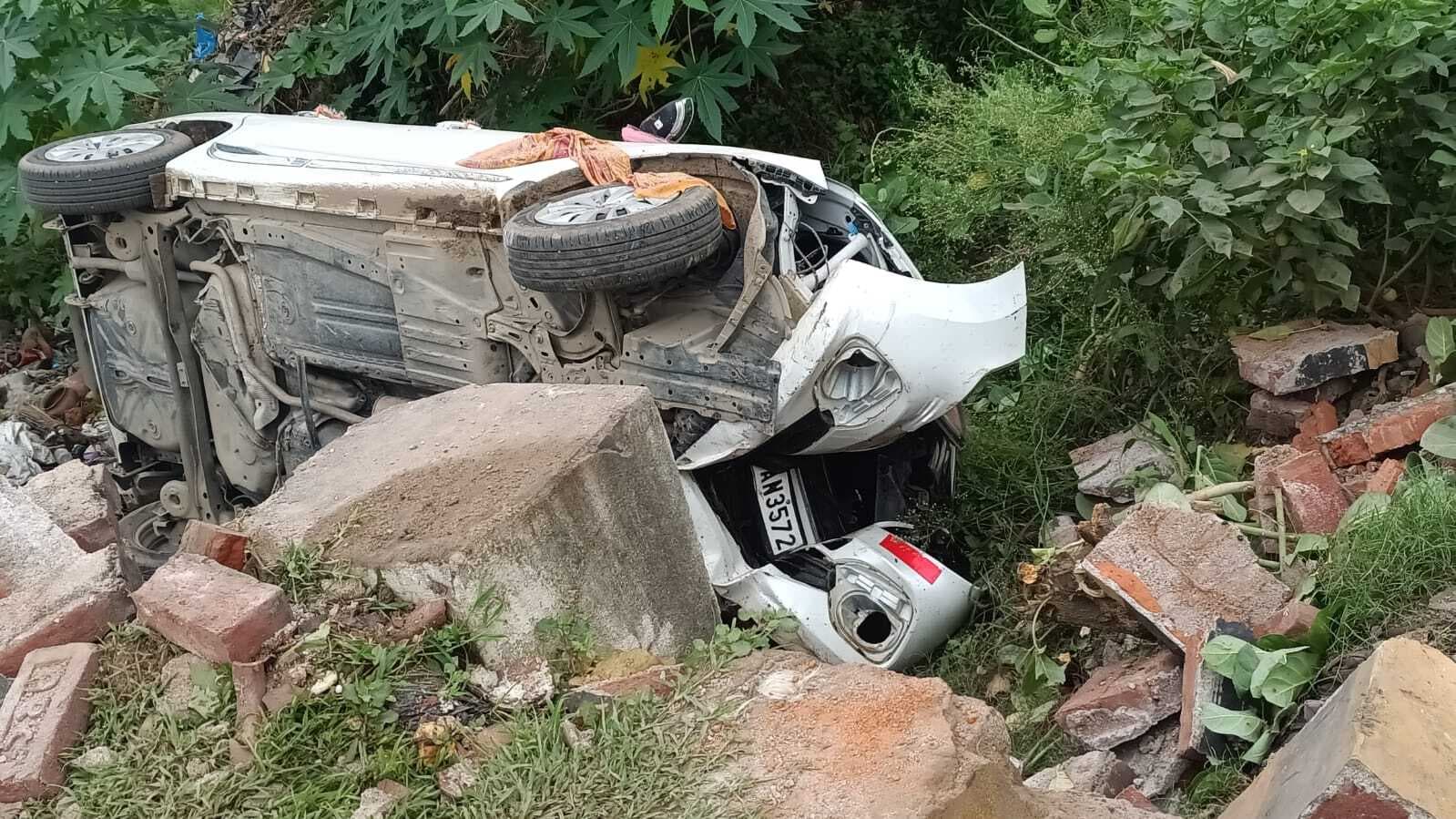 चौरा नदी पुल से गिरी चार पहिया वाहन, चालक समेत पांच लोग बाल-बाल बचे