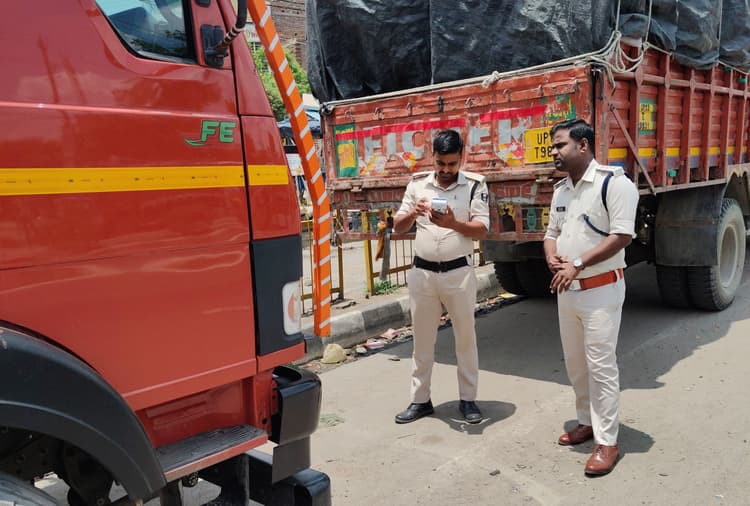 एनएच पर अवैध पार्किंग सड़क दुर्घटना का बड़ा कारण