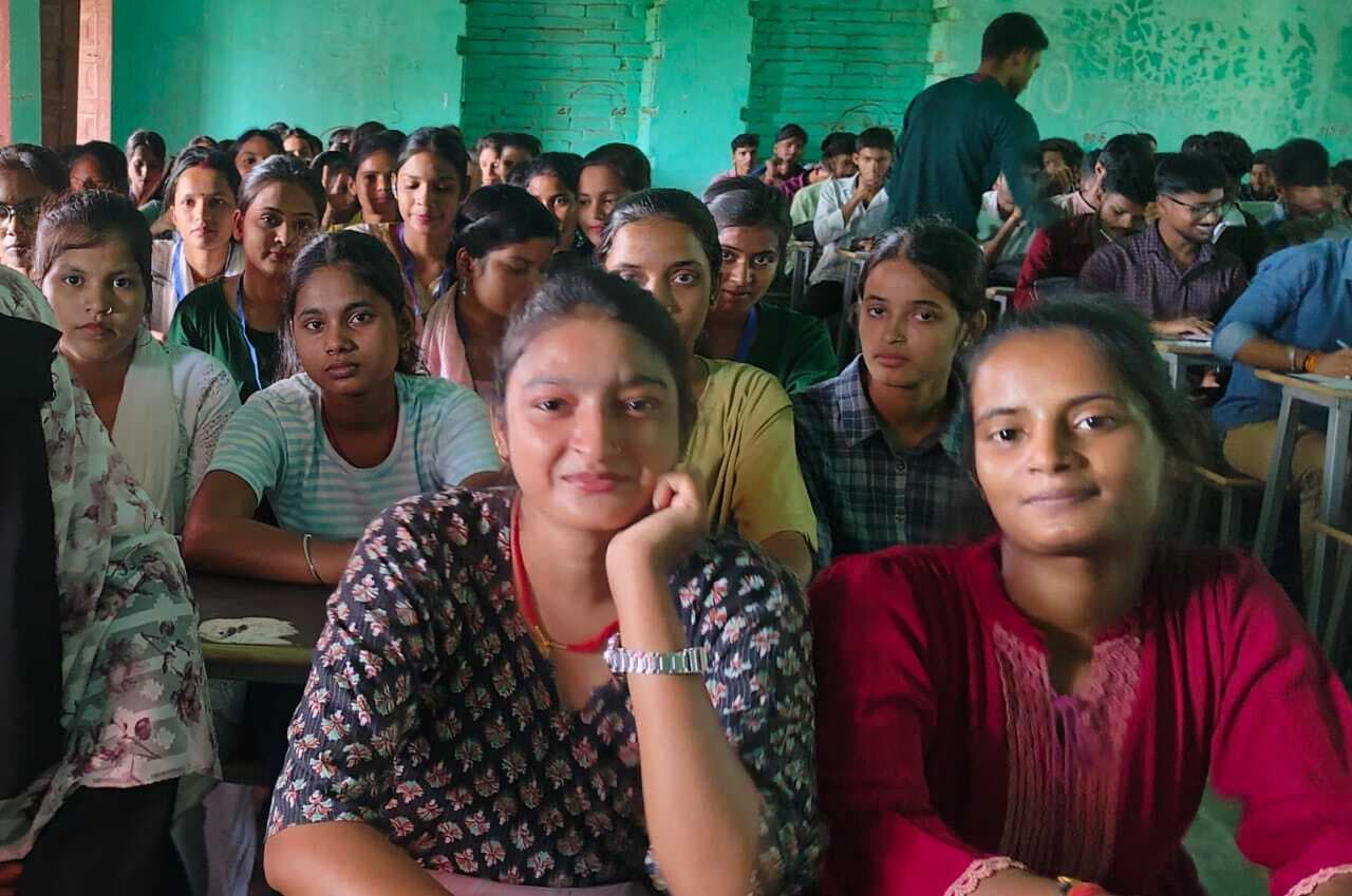 एजबेस्टन में बिहार के आकाशदीप ने रचा इतिहास,  केकेएम कॉलेज में खुशी