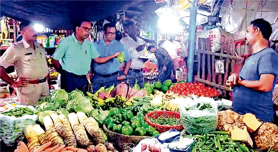 मंडी के व्यापारियों को चेतावनी सब्जियां महंगी बेचने पर खैर नहीं