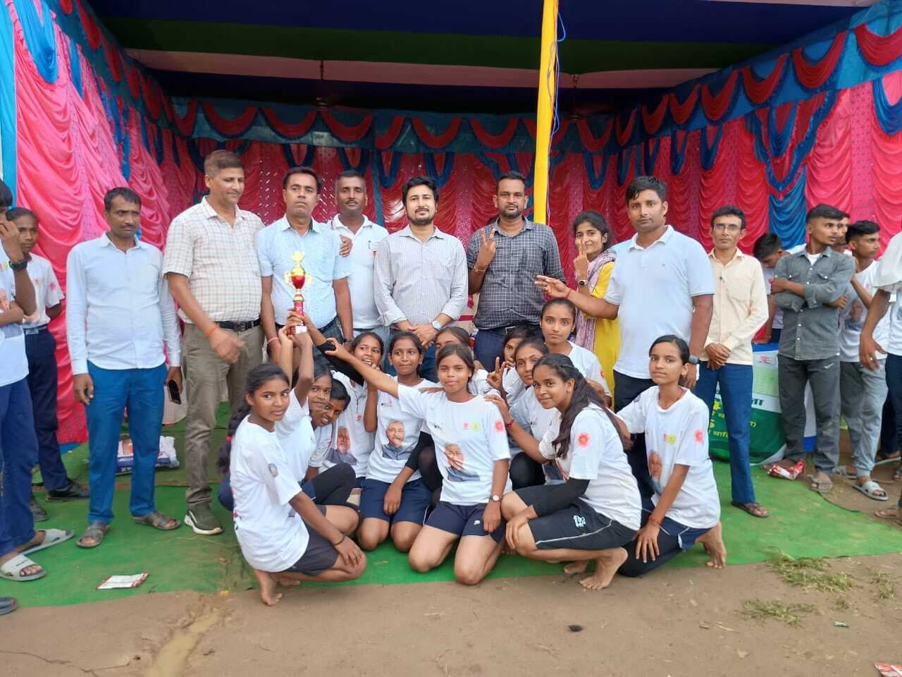 खेलकूद में सफल प्रतिभागियों को किया सम्मानित