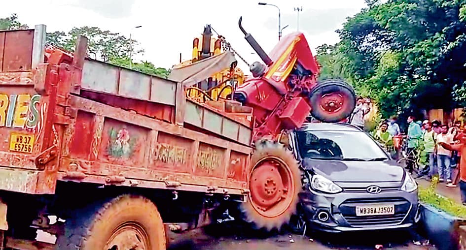 स्कॉब गेट के पास बेकाबू ट्रैक्टर चढ़ गया कार पर, बाल-बाल बचे सवार