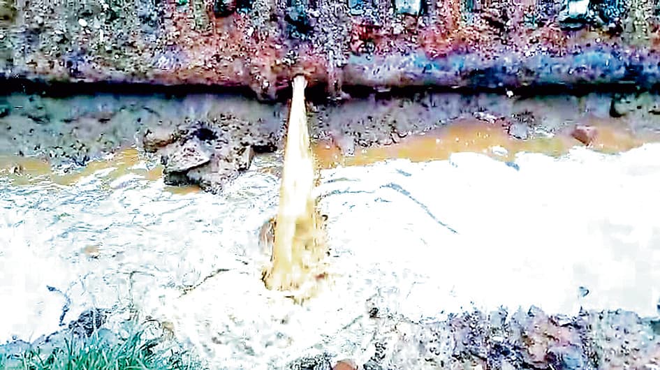 मामरा बाजार में पाइप फटने से जलापूर्ति ठप