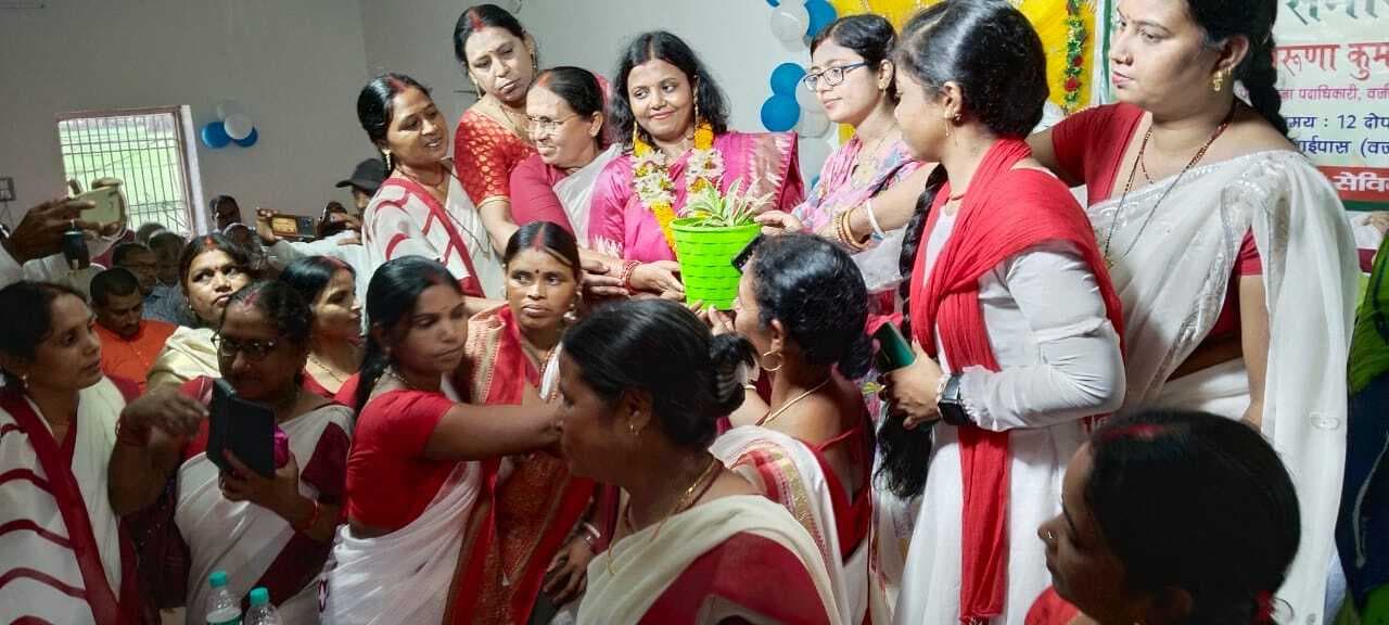 आंगनबाड़ी सेविका-सहायिका संघ ने सीडीपीओ को दी विदाई