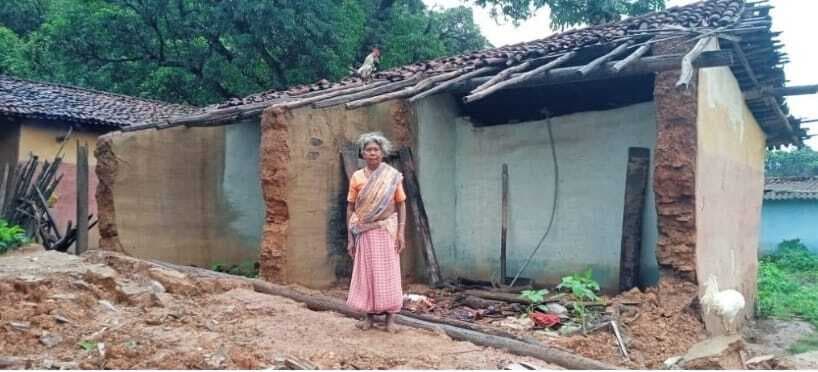 Chaibasa News : बारिश से दुबिल गांव में कच्चा मकान गिरा, परिवार बेघर