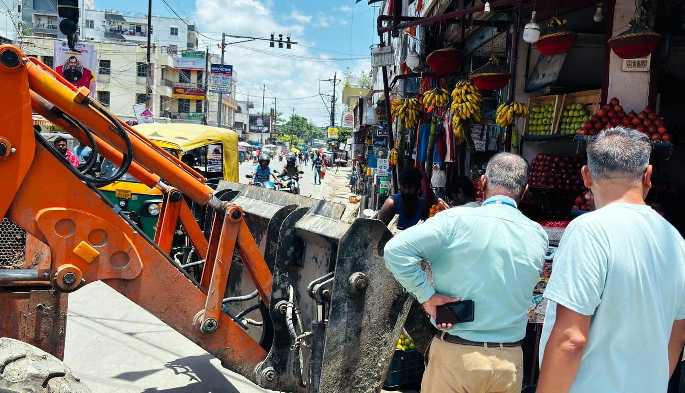 श्रावणी मेला: कांवरिया पथ पर चला बुलडोजर, शाम होते ही फिर सजीं दुकानें