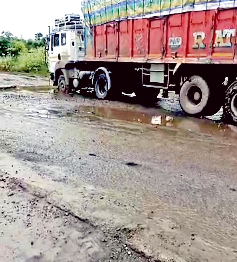 पानागढ़ इंडस्ट्रियल बेल्ट की सड़क बदहाल, कोई नहीं पुरसाहाल