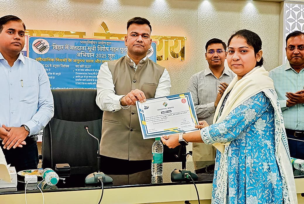 Begusarai News : सराहनीय कार्य कर रहे कर्मी किये गये सम्मानित