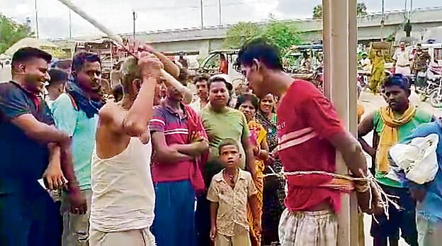 बुजुर्ग से मोबाइल छीनकर भागा बदमाश, लोगों ने पकड़ पोल में बांधकर की पिटाई