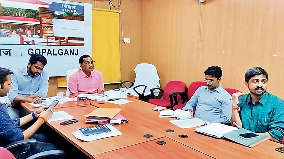 Gopalganj News : मतदाता गणना फॉर्म और दस्तावेज संबंधित बूथ स्तर अधिकारी को जमा कराएं : डीएम