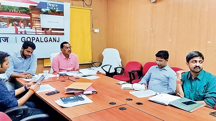 Gopalganj News : मतदाता गणना फॉर्म और दस्तावेज संबंधित बूथ स्तर अधिकारी को जमा कराएं : डीएम