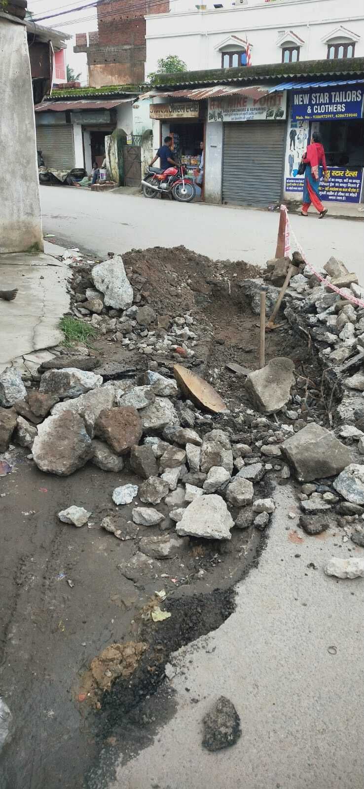 Ranchi news : तिरिल-रिम्स रोड में नहीं भरे गये गड्ढे, वाहन चालक परेशान