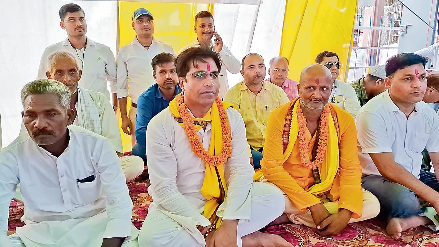 Begusarai News : शाम्हो व मटिहानी के बीच गंगा नदी में पुल को लेकर आमरण अनशन