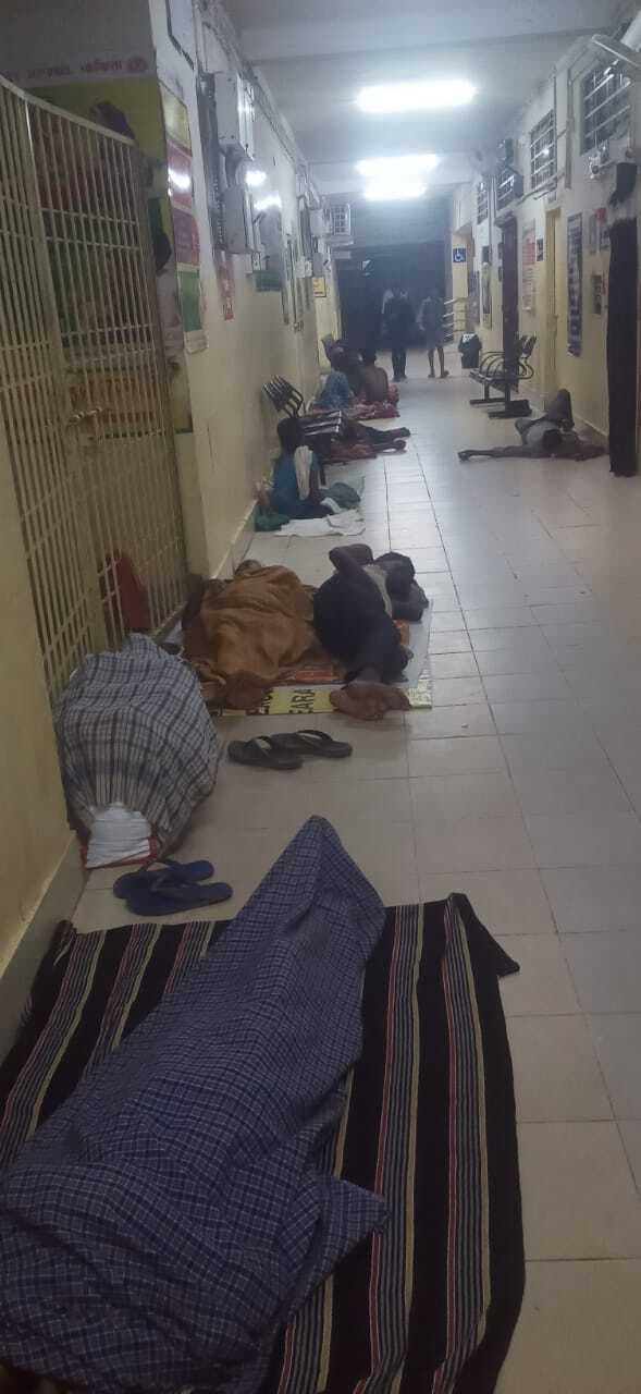 Chaibasa News : अस्पताल के बरामदे में रात काटने को विवश हैं अटेंडर, न सुरक्षा, न सुविधा