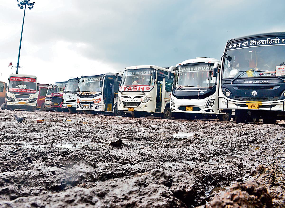 Ranchi news : सालाना 80 लाख राजस्व देनेवाला आइटीआइ बस स्टैंड कीचड़ में तब्दील, यात्री परेशान