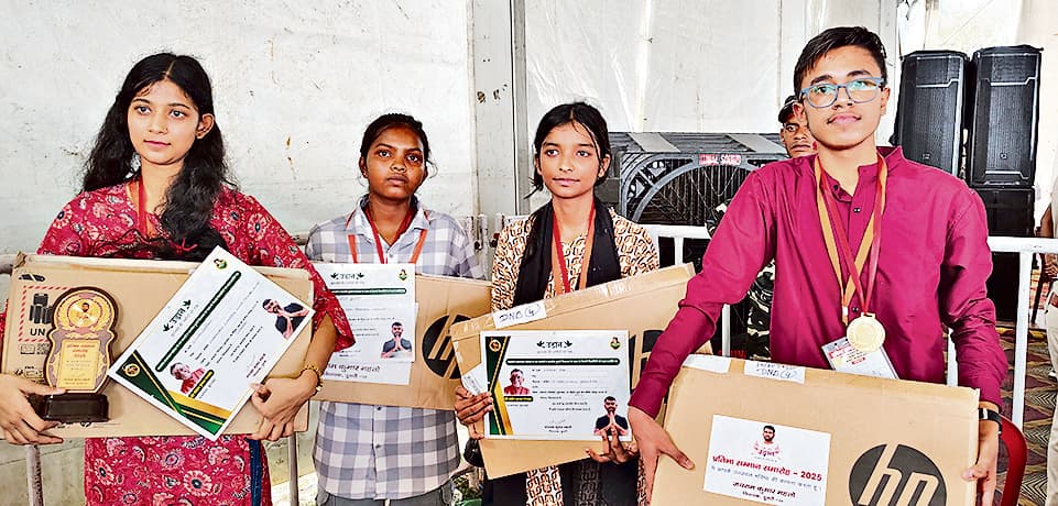 Bokaro News : राज्यपाल और विधायक ने बच्चों को किया प्रेरित