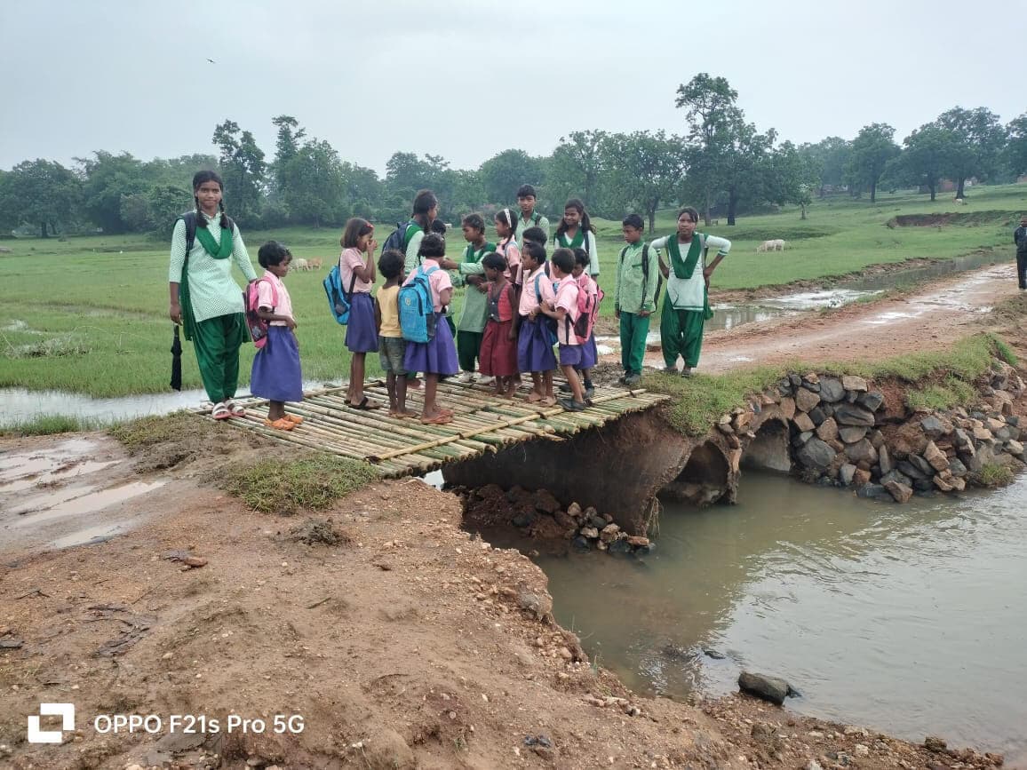 Bokaro News : ग्रामीणों ने श्रमदान कर नाला में बनायी बांस की पुलिया