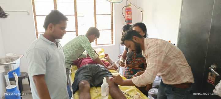 आशाखापड़ मुख्य मार्ग पर टोटो पलटने से चार घायल, एक बच्चा भी जख्मी