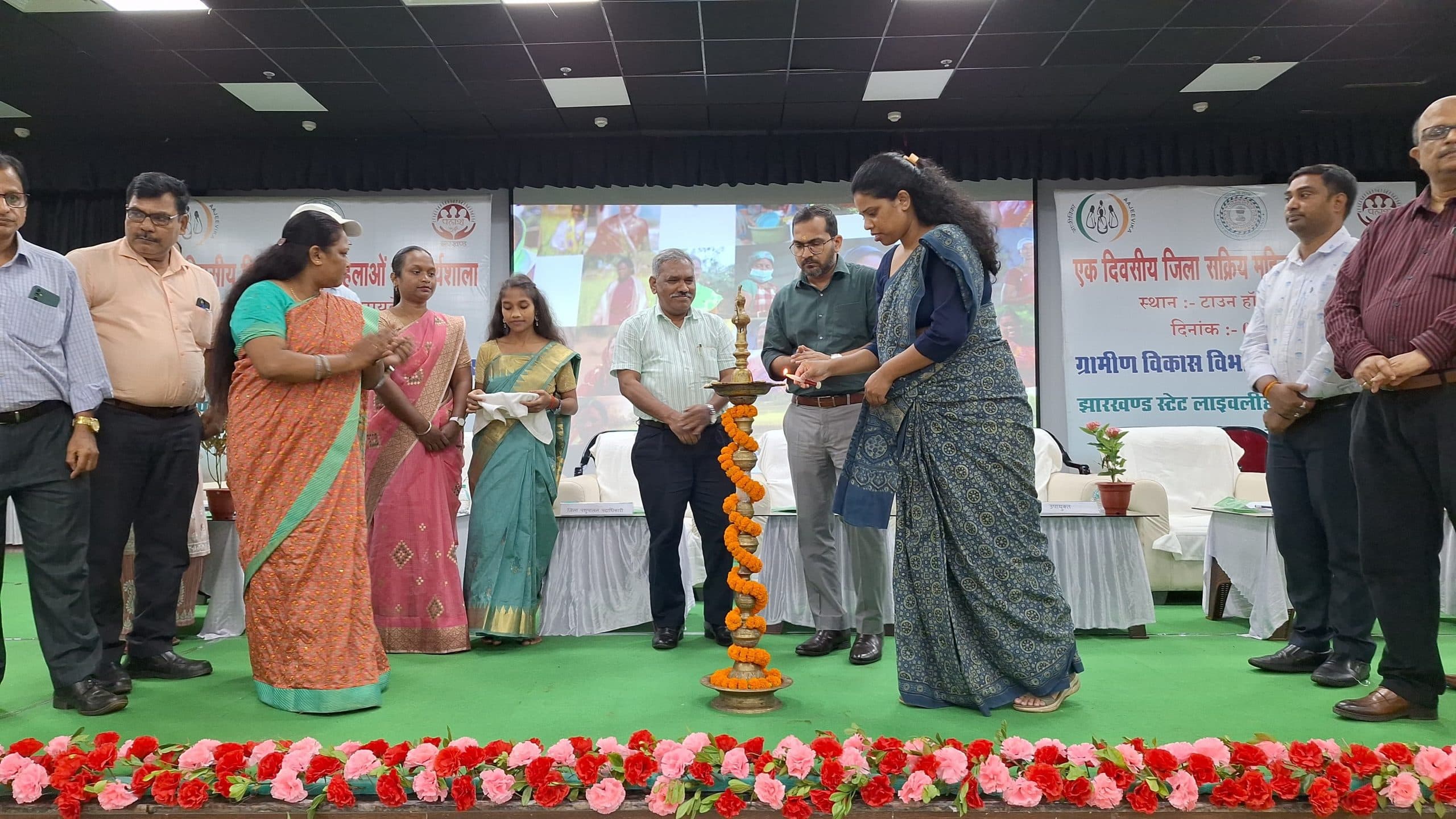 Seraikela Kharsawan News : समूह के माध्यम से स्वरोजगार को बढ़ावा दें : डीसी