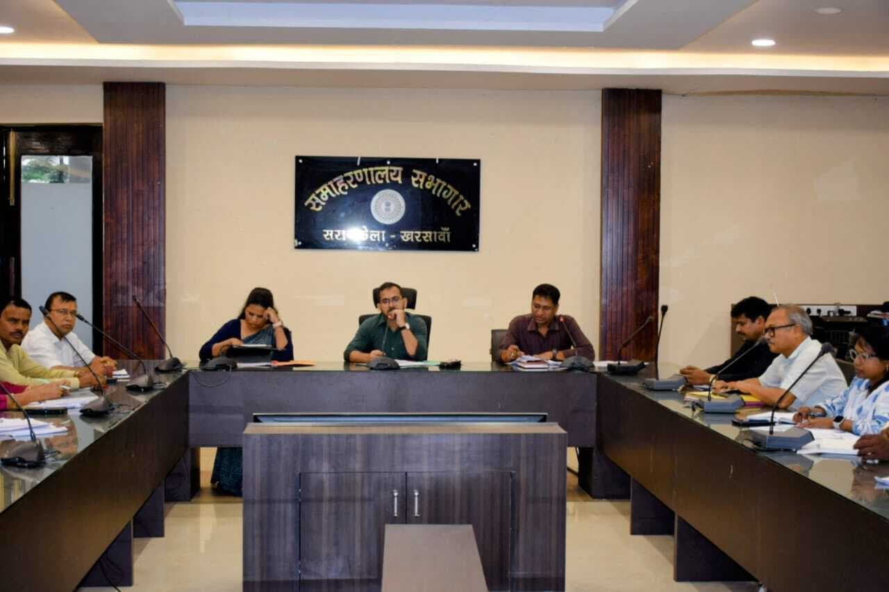 Seraikela Kharsawan News : ड्रॉपआउट बच्चों को स्कूल लायें : डीसी