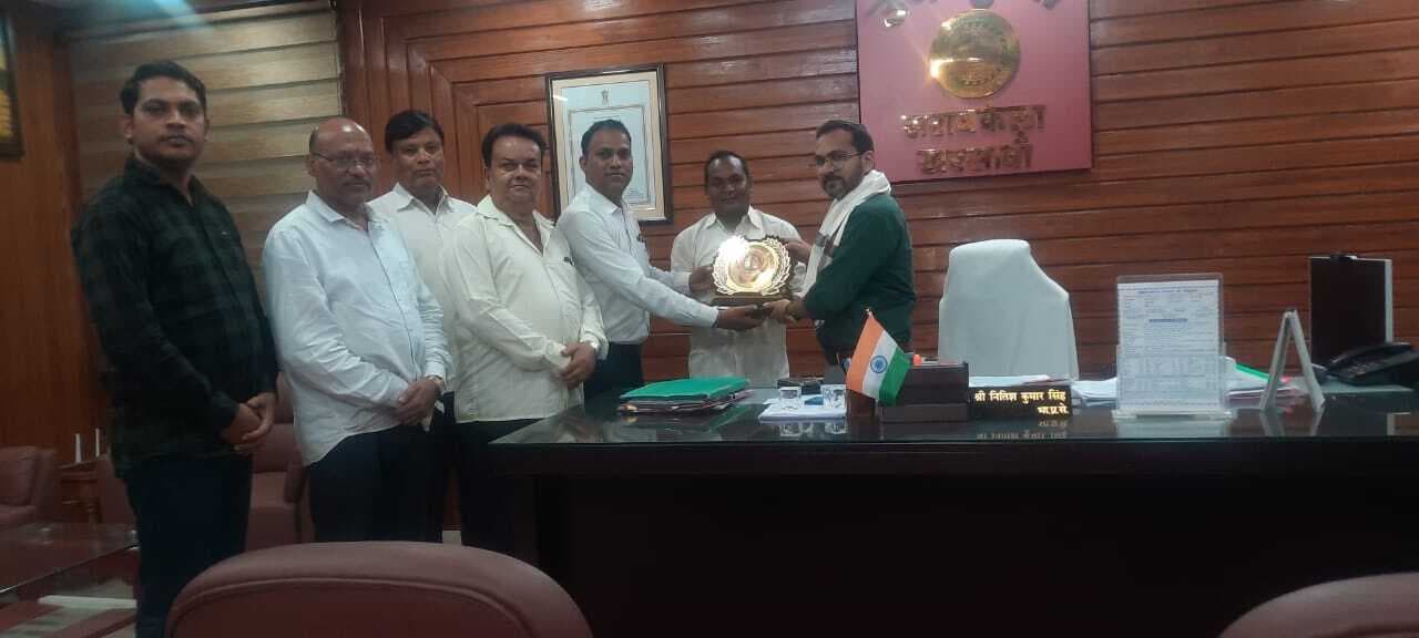 Seraikela Kharsawan News : झाड़ियों से घिरा कला केंद्र भवन नगर पंचायत नहीं कराती है सफाई