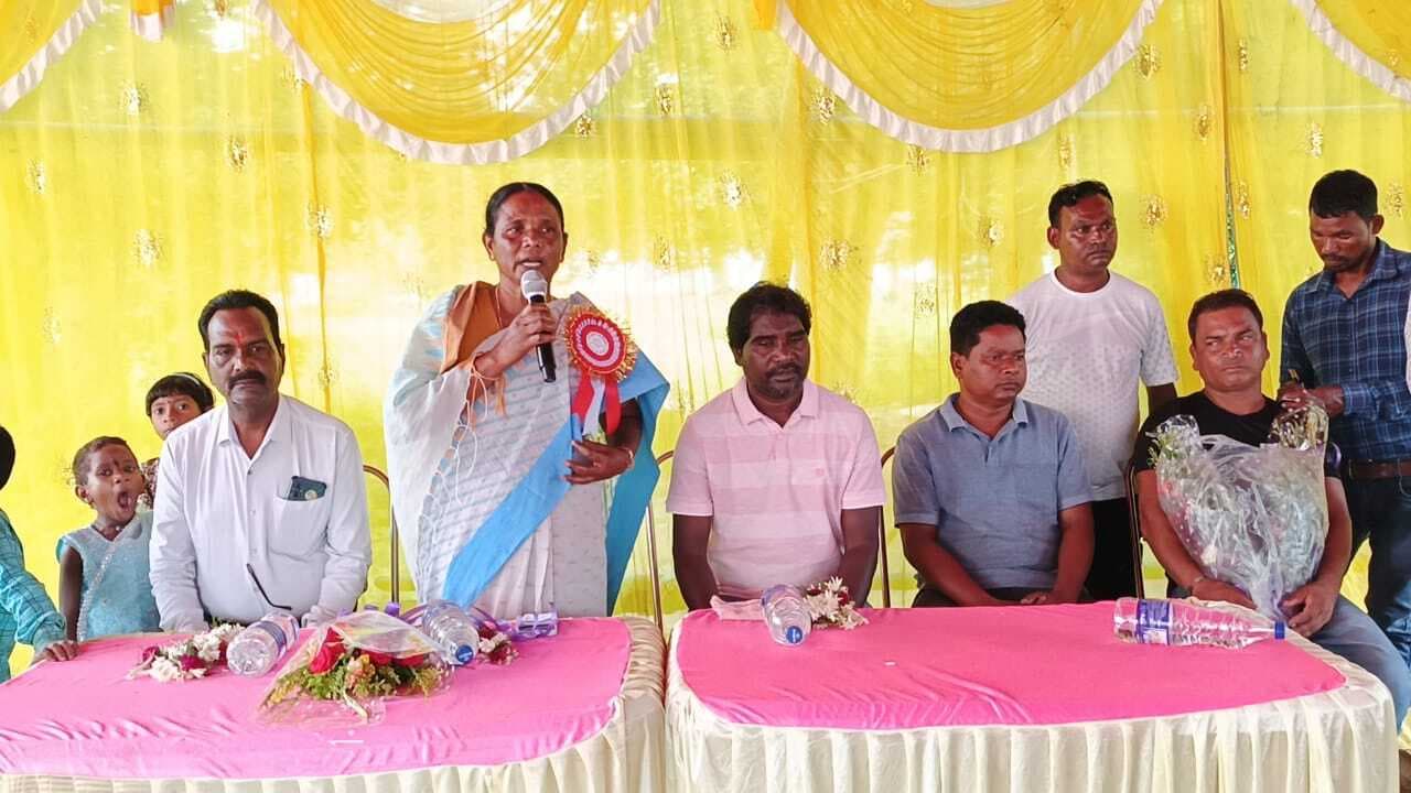 Chaibasa News : ग्रामीण प्रतिभाओं को मंच दे रहा छऊ : सांसद