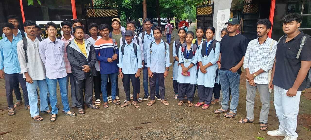 East Singhbhum News : छात्रों के भविष्य से खिलवाड़ बंद हो, वरना भूख हड़ताल करेंगे
