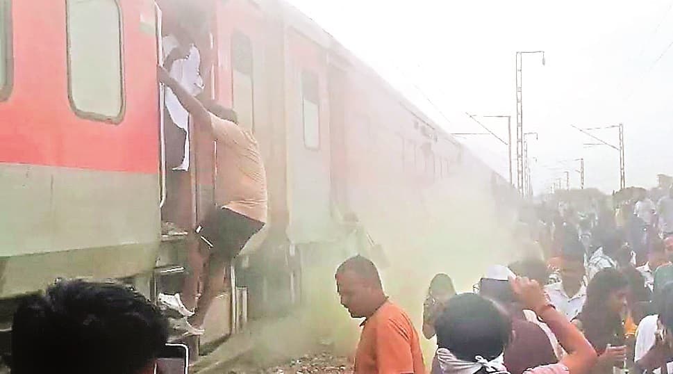 Ranchi News: गरीब रथ की बोगी में उठने लगा धुआं, चलती ट्रेन से कूदे यात्री, कई चोटिल