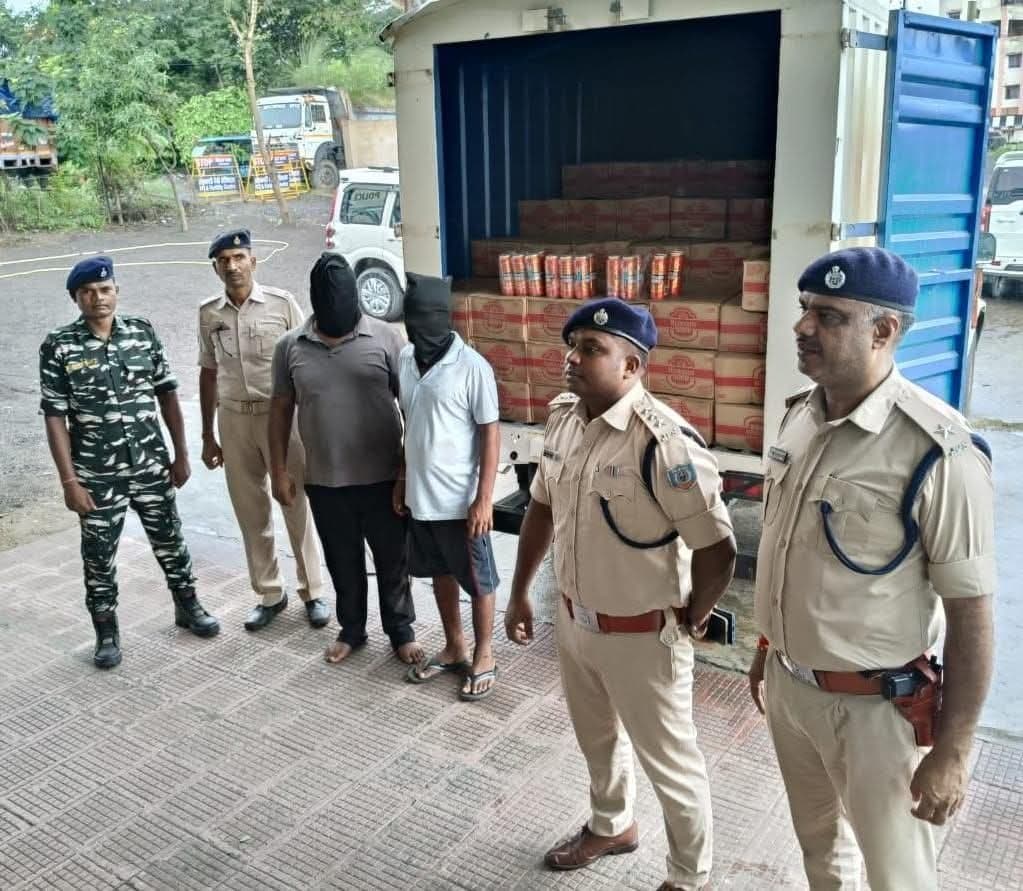 Dhanbad News : पिकअप वैन में डाक पार्सल लिख कर पटना ले जायी जा रही थी शराब, पकड़ायी