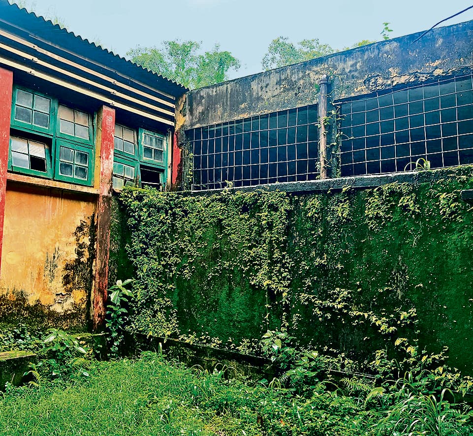 Dhanbad News : आइटीआइ धनबाद : टपकती छत, सीलन भरी दीवारों के बीच तकनीकी शिक्षा लेना मुश्किल