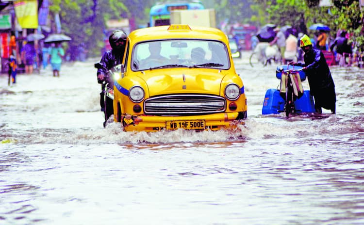 मौसम विभाग ने एक सप्ताह तक बारिश व तेज हवाएं चलने का जताया अनुमानन्यायमूर्ति सौगत भट्टाचार्य की एकल पीठ ने सोमवार को राज्य सरकार और एसएससी को पश्चिम बंगाल सरकार द्वारा संचालित और सहायता प्राप्त स्कूलों के लिए शिक्षकों की चयन प्रक्रिया को आगे बढ़ाने का निर्देश दिया था, जो 30 मई की भर्ती अधिसूचना के तहत शुरू हुई थी. पीठ ने निर्देश दिया था कि दागी अभ्यर्थियों को उक्त चयन प्रक्रिया में हिस्सा लेने की अनुमति नहीं दी जायेगी. न्यायमूर्ति सौगत भट्टाचार्य ने यह भी कहा था कि अगर किसी दागी अभ्यर्थी ने उक्त भर्ती अधिसूचना के तहत अपनी उम्मीदवारी पेश करने के लिए आवेदन किया है, तो उसे रद्द कर दिया जायेगा. उन्होंने यह भी निर्देश दिया था कि चयन प्रक्रिया को तार्किक निष्कर्ष पर पहुंचाने के लिए प्राधिकारी सर्वोच्च न्यायालय की ओर से 17 अप्रैल को पारित आदेश में निर्धारित समय-सारिणी का कड़ाई से पालन करें.