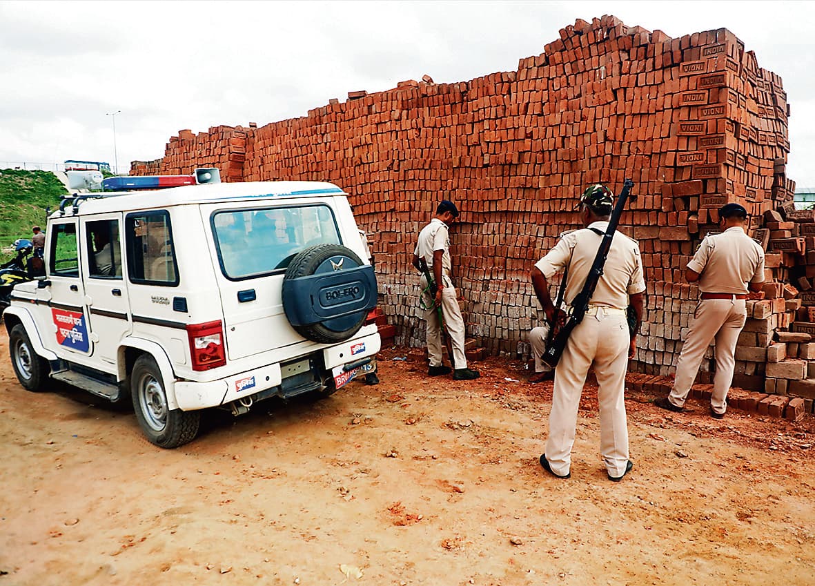 Patna News : ईंट भट्ठे पर पुलिस के पहुंचते ही विकास ने कर दी फायरिंग