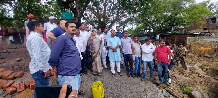 Dhanbad News : राजा तालाब के सौंदर्यीकरण कार्य का झरिया विधायक ने किया निरीक्षण