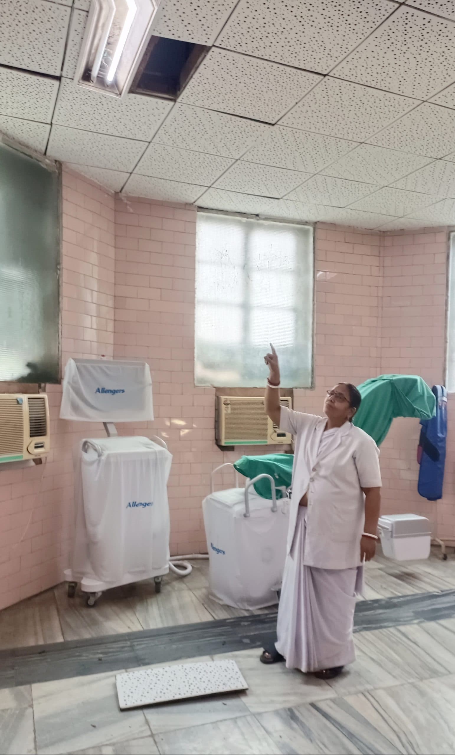 Dhanbad News : रेल अस्पताल के फॉल्स सिलिंग से मरीज के परिजन पर गिरा कुत्ता