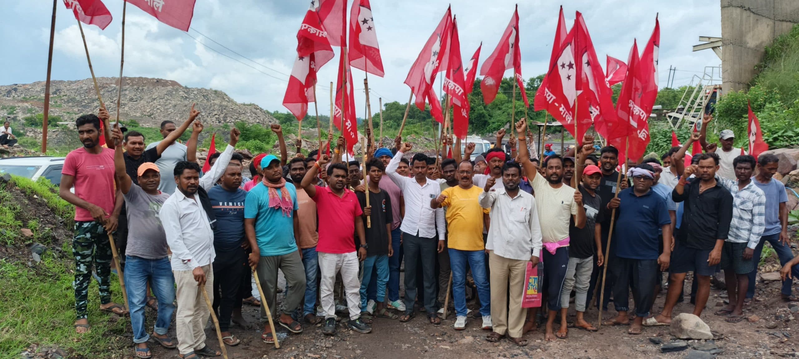 Dhanbad News : आउटसोर्सिंग का काम शुरू करने का प्रयास, मजदूरों ने किया विरोध