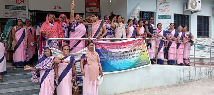 आशा ने ओपीडी कक्ष में जड़ा ताला