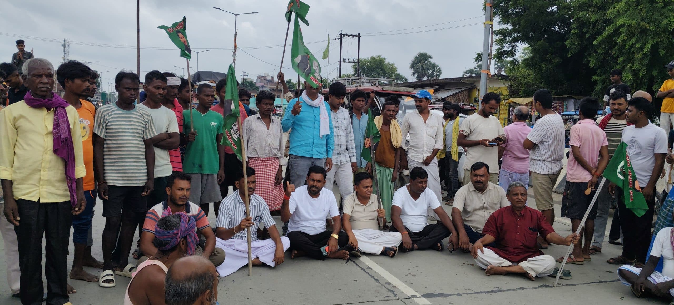 रजौली-बख्तियारपुर फोरलेन को रखा जाम, आवागमन ठप