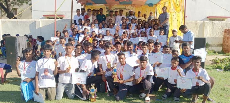 खेल में सफल प्रतिभागियों को मेडल व प्रशस्ति पत्र देकर किया सम्मानित