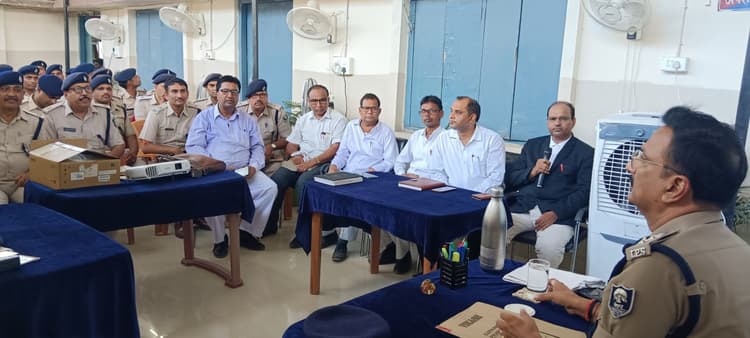 Bettiah : आगामी निर्वाचन चुनाव व महावीरी झंडा मेला को शांतिपूर्ण तरीके से संपन्न कराने का एसपी ने दिया निर्देश